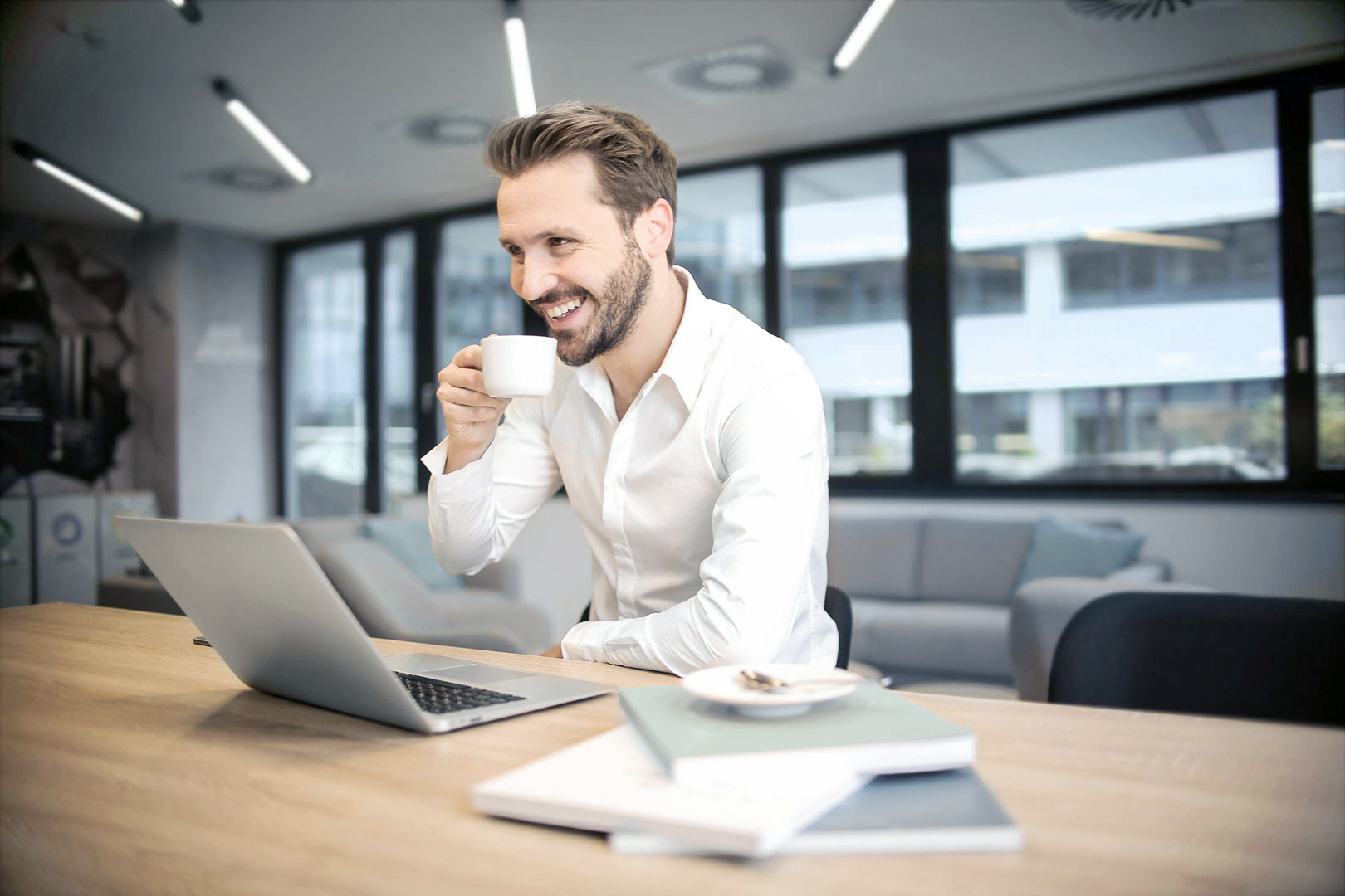 planacy-person-smiling-laptop-forecasting-software